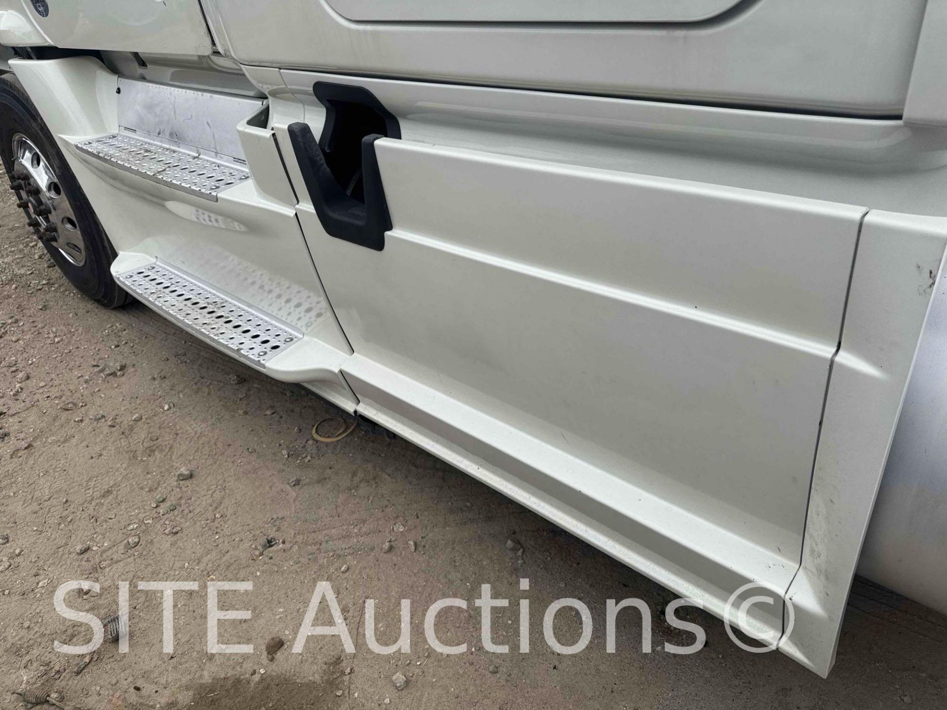 2016 Freightliner Cascadia T/A Sleeper Truck Tractor - Image 21 of 36