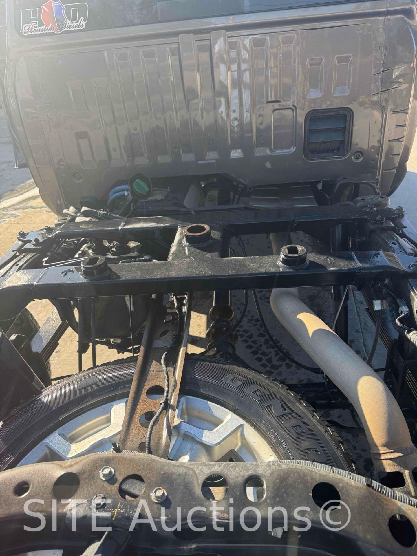 2017 Nissan Titan XD Crew Cab Dually Cab & Chassis Truck - Image 21 of 33