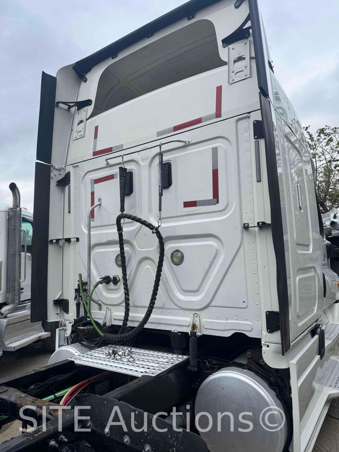 2016 Freightliner Cascadia T/A Sleeper Truck Tractor - Image 9 of 36