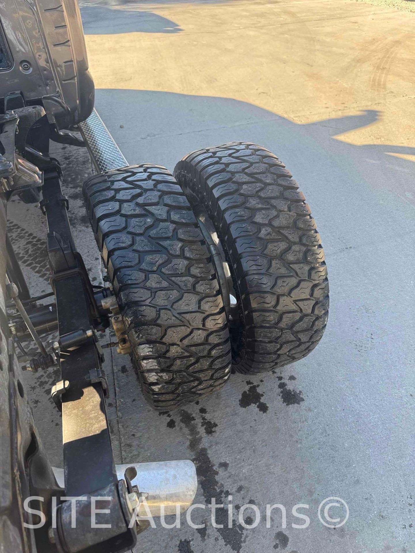 2017 Nissan Titan XD Crew Cab Dually Cab & Chassis Truck - Image 27 of 33