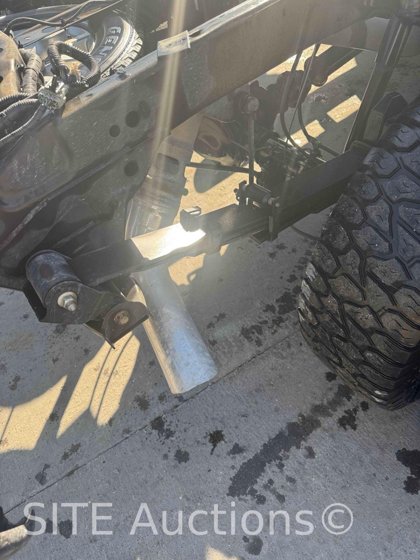 2017 Nissan Titan XD Crew Cab Dually Cab & Chassis Truck - Image 17 of 33