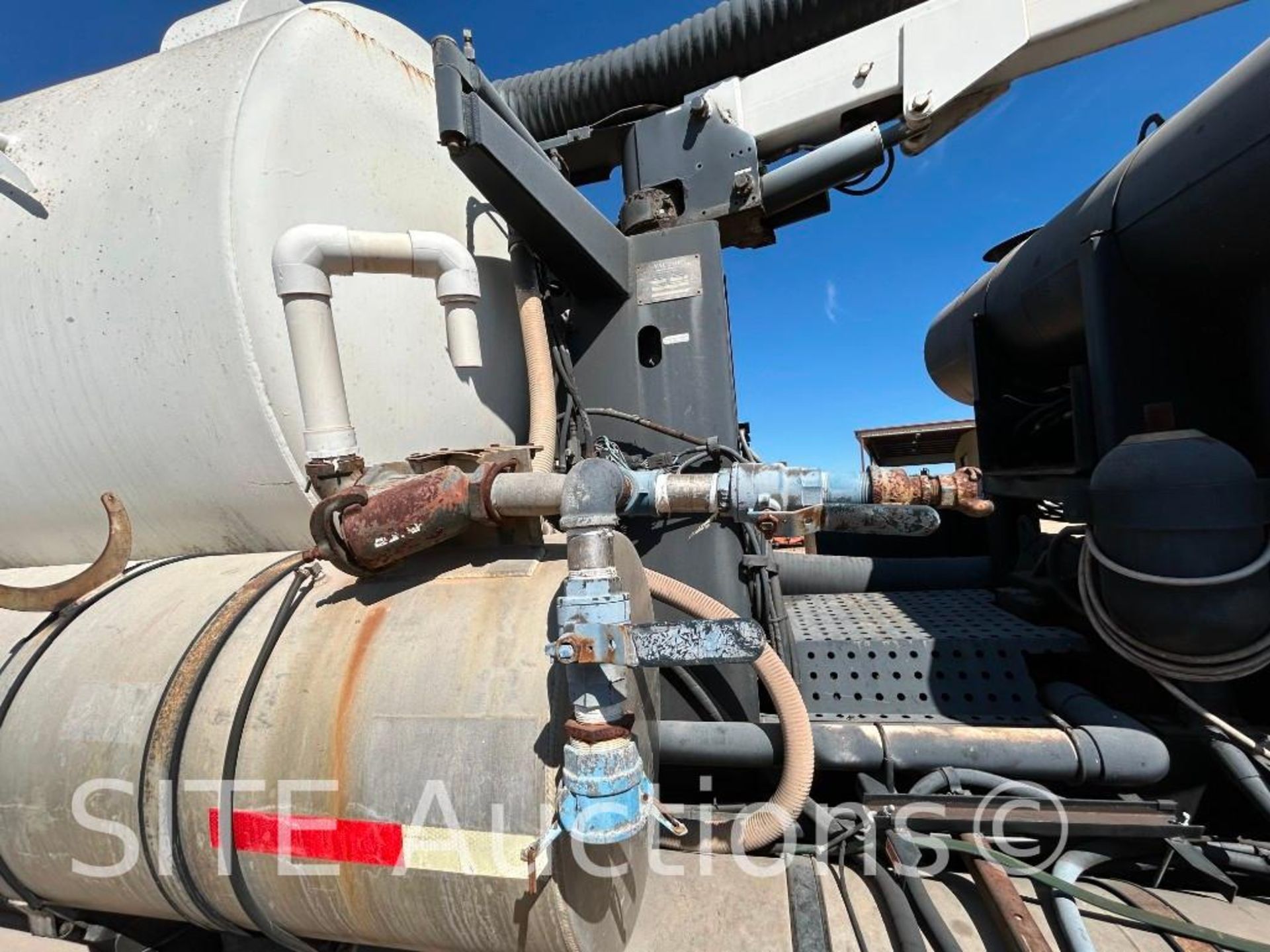 1997 Volvo WG T/A Hydrovac Truck - Image 23 of 39