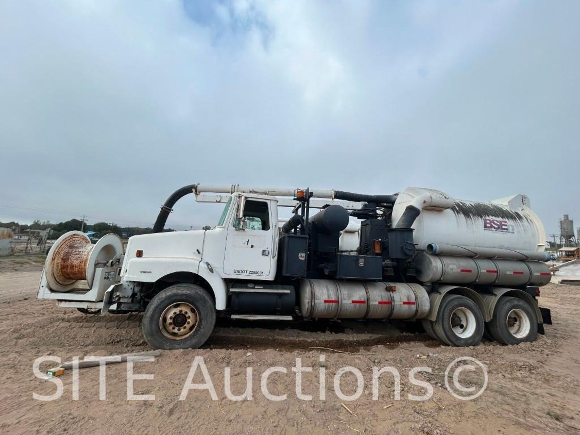 1997 Volvo WG T/A Hydrovac Truck - Image 7 of 39