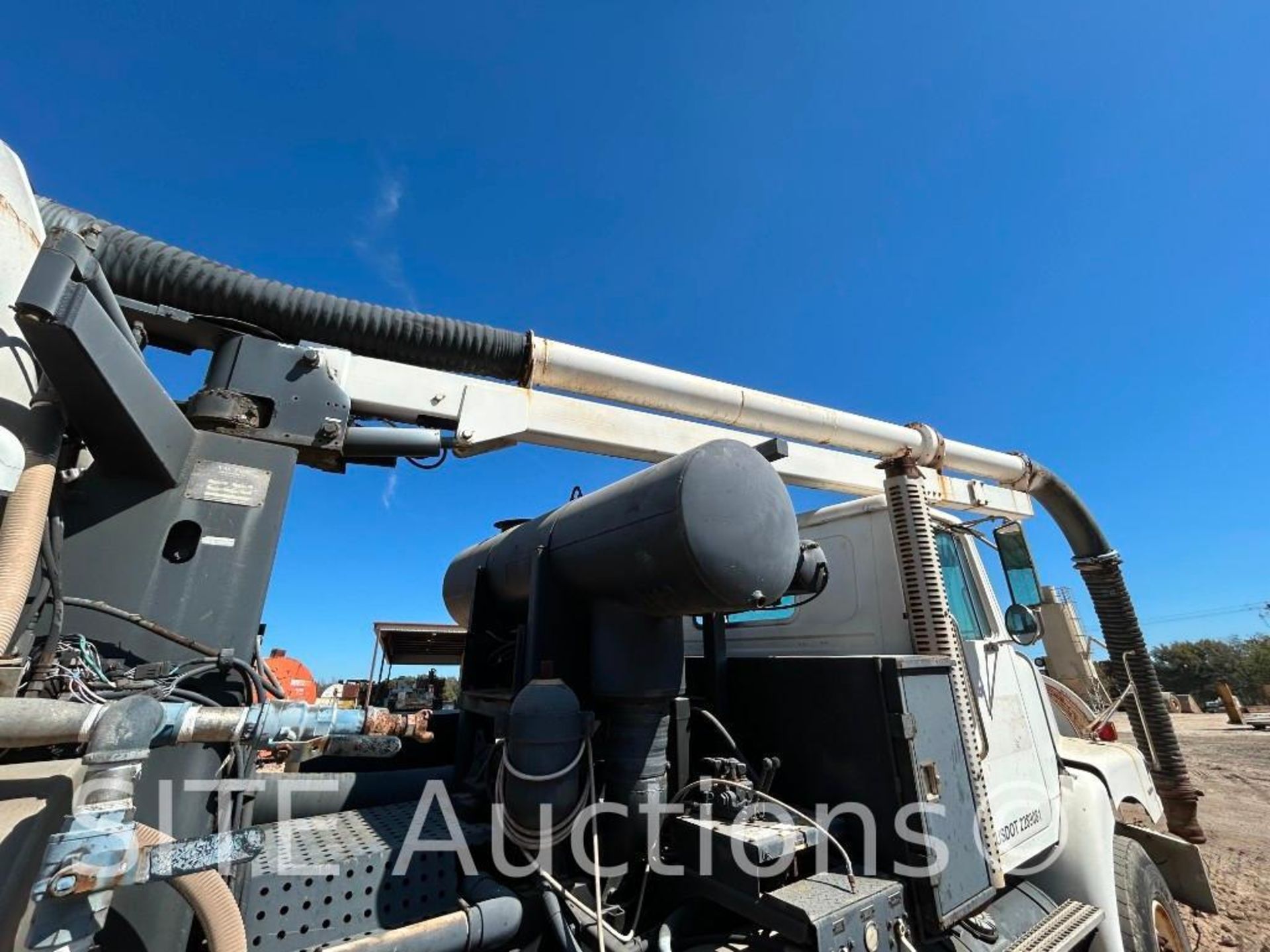 1997 Volvo WG T/A Hydrovac Truck - Image 35 of 39