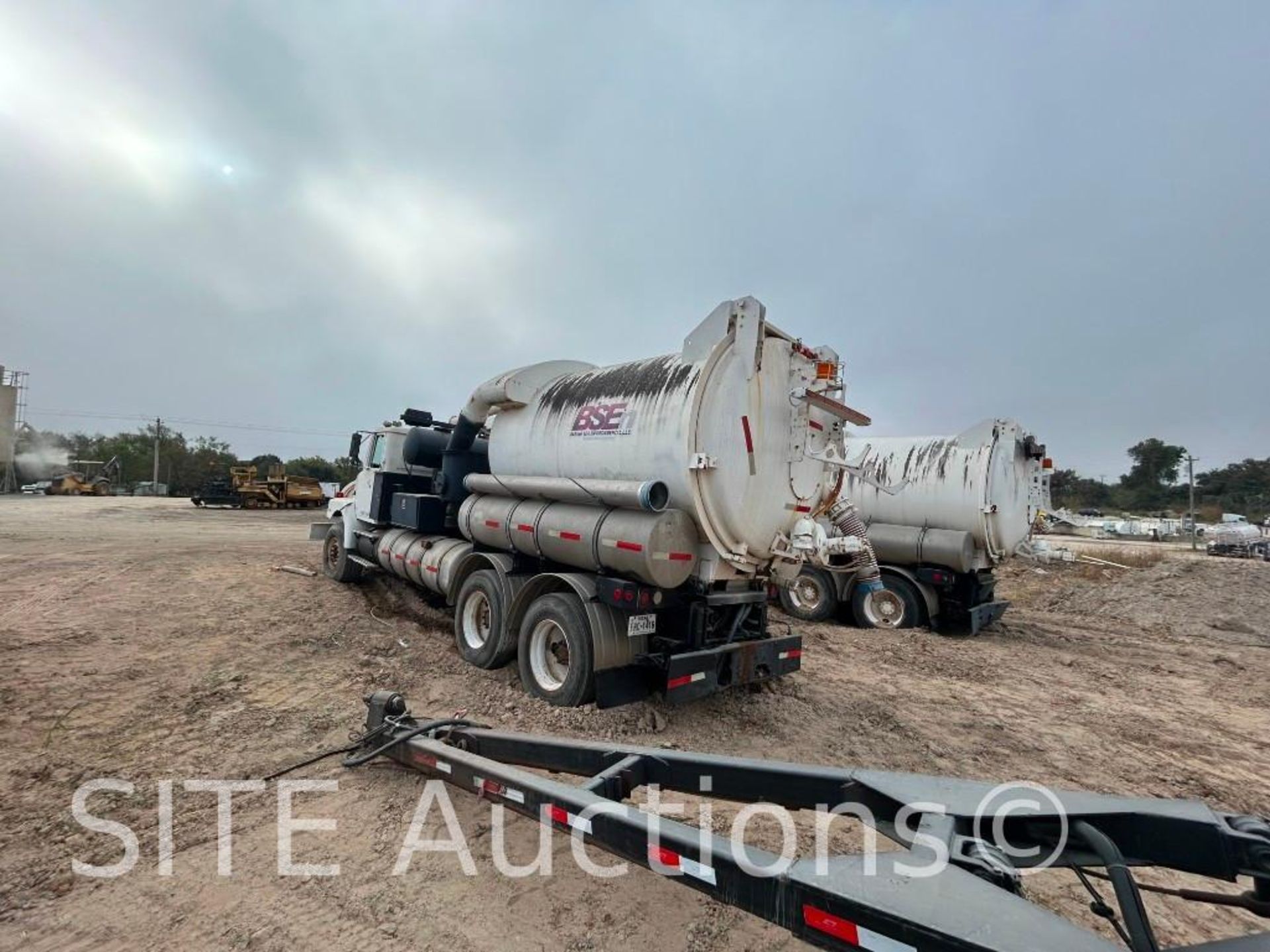 1997 Volvo WG T/A Hydrovac Truck - Image 2 of 39