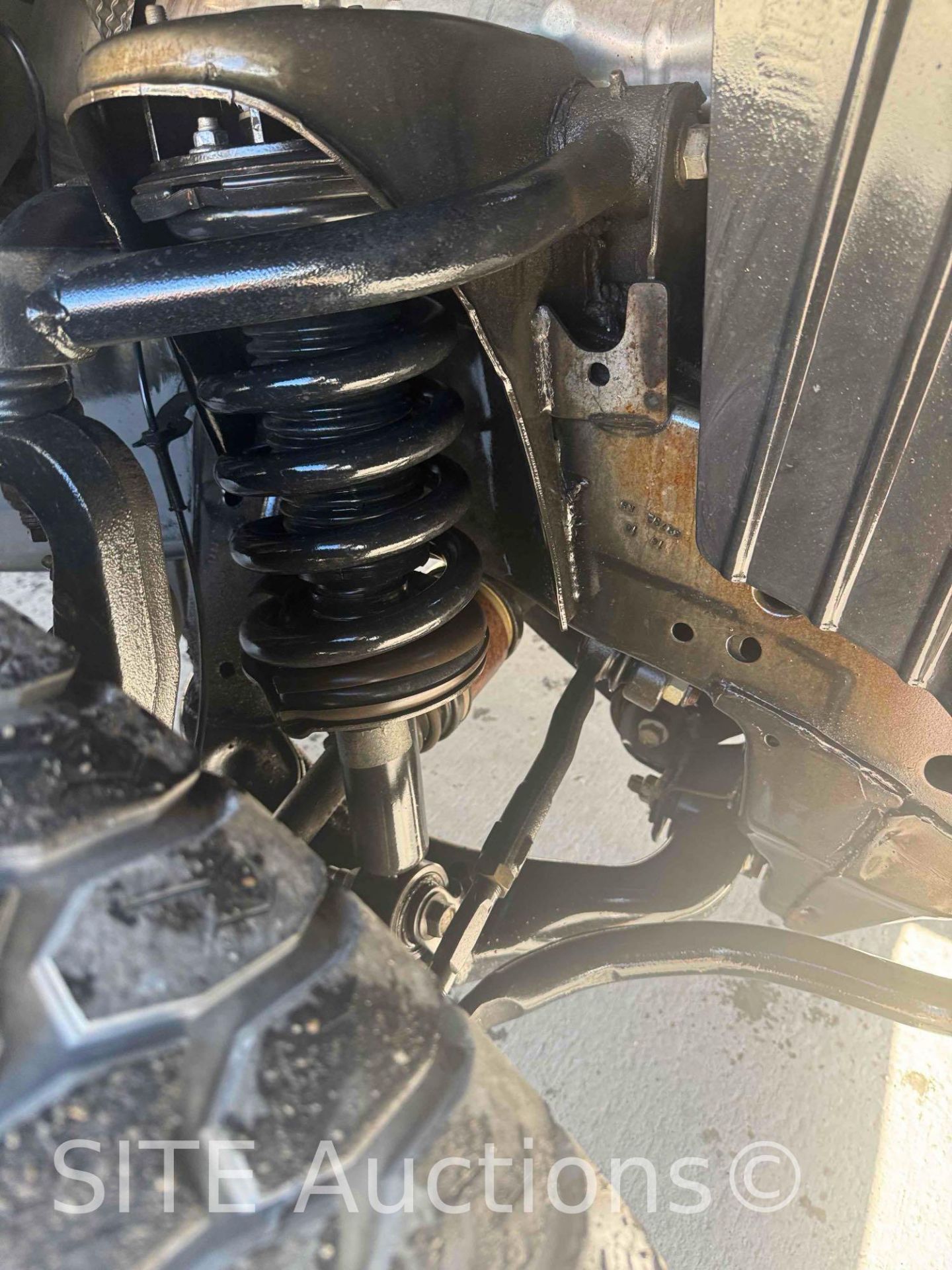 2017 Nissan Titan XD Crew Cab Dually Cab & Chassis Truck - Image 23 of 33