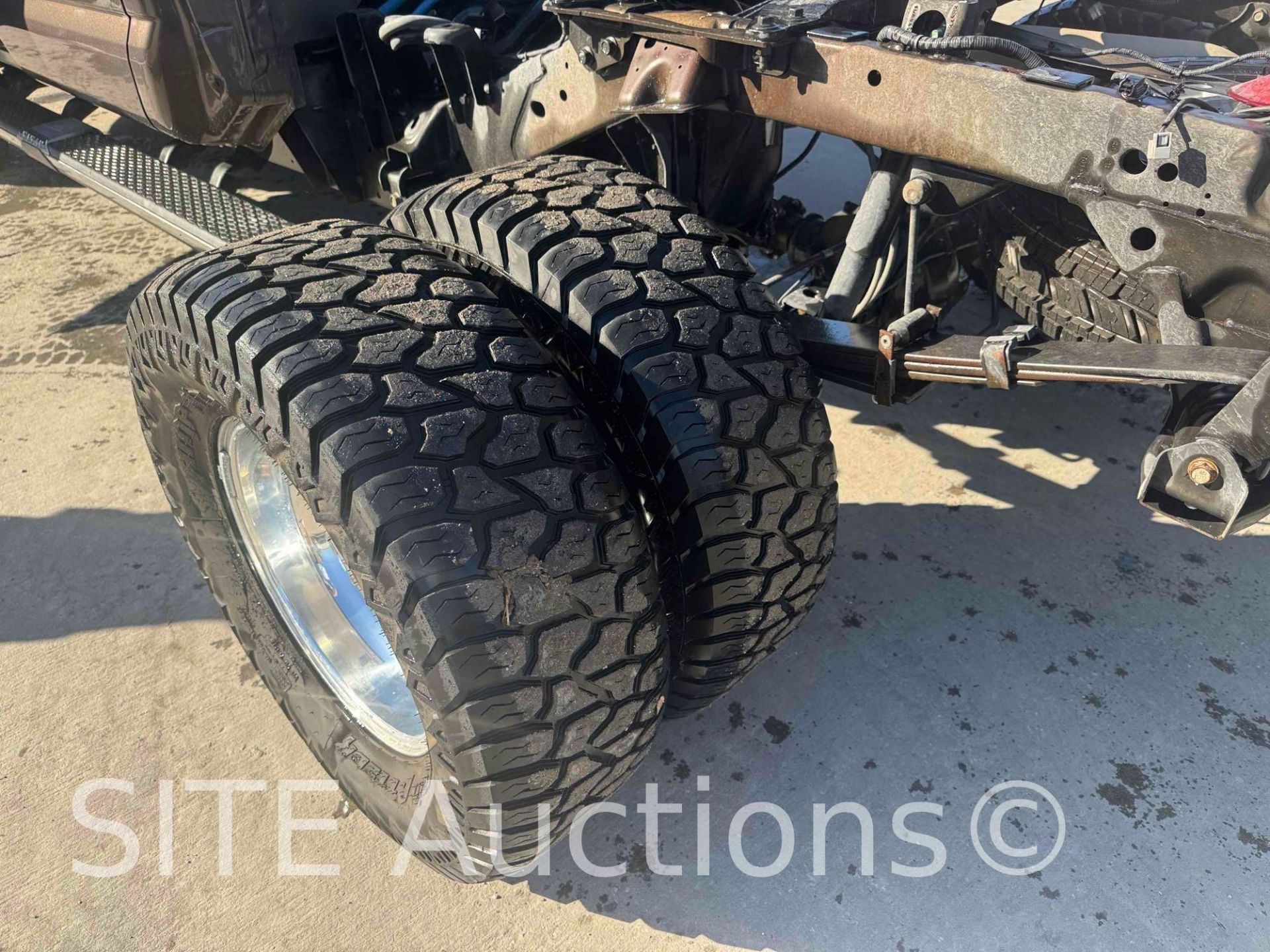 2017 Nissan Titan XD Crew Cab Dually Cab & Chassis Truck - Image 19 of 33