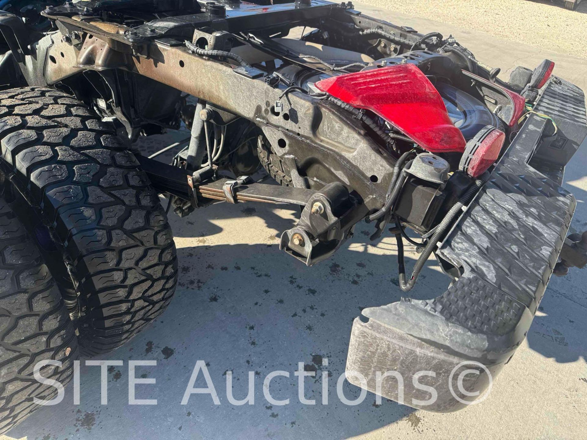 2017 Nissan Titan XD Crew Cab Dually Cab & Chassis Truck - Image 25 of 33