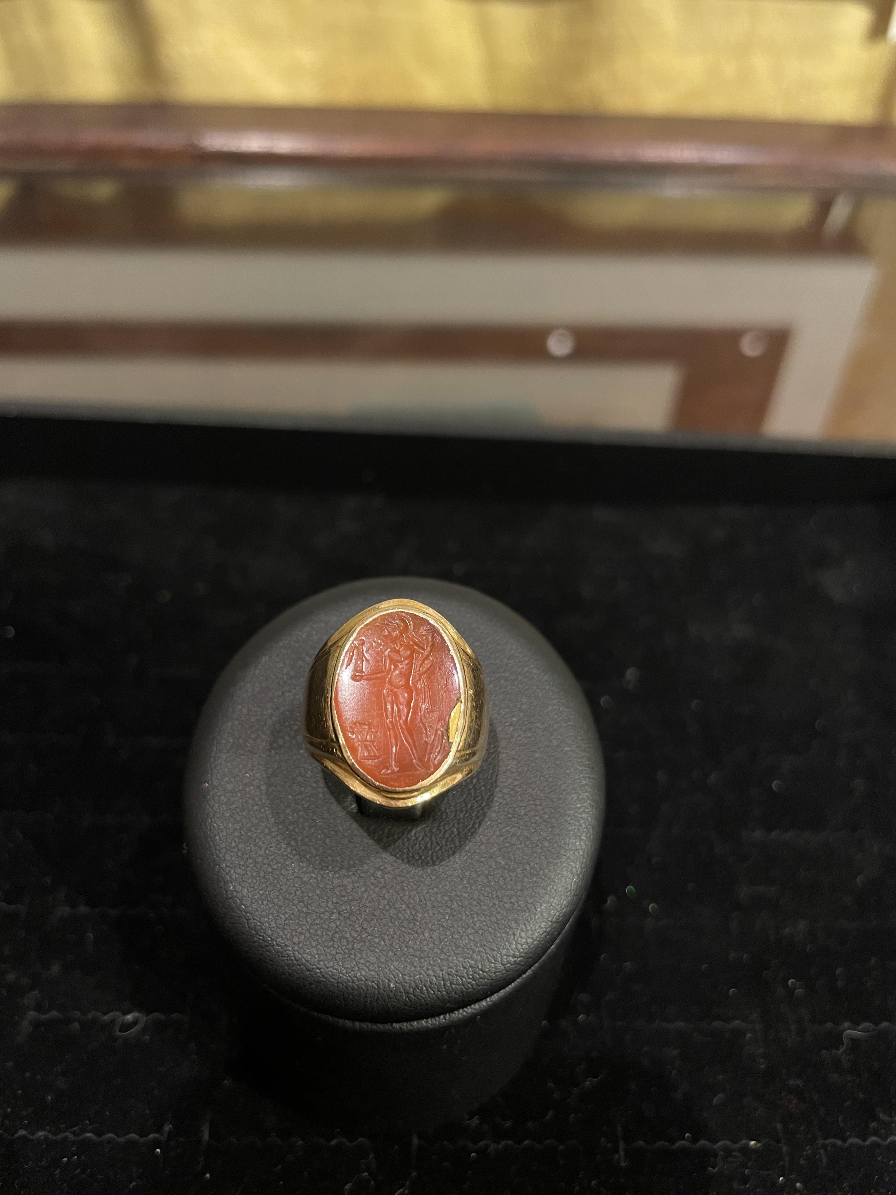 A fine Roman carnelian intaglio of Mars 2nd to 3rd century AD, set in an antique gold ring - Bild 2 aus 4