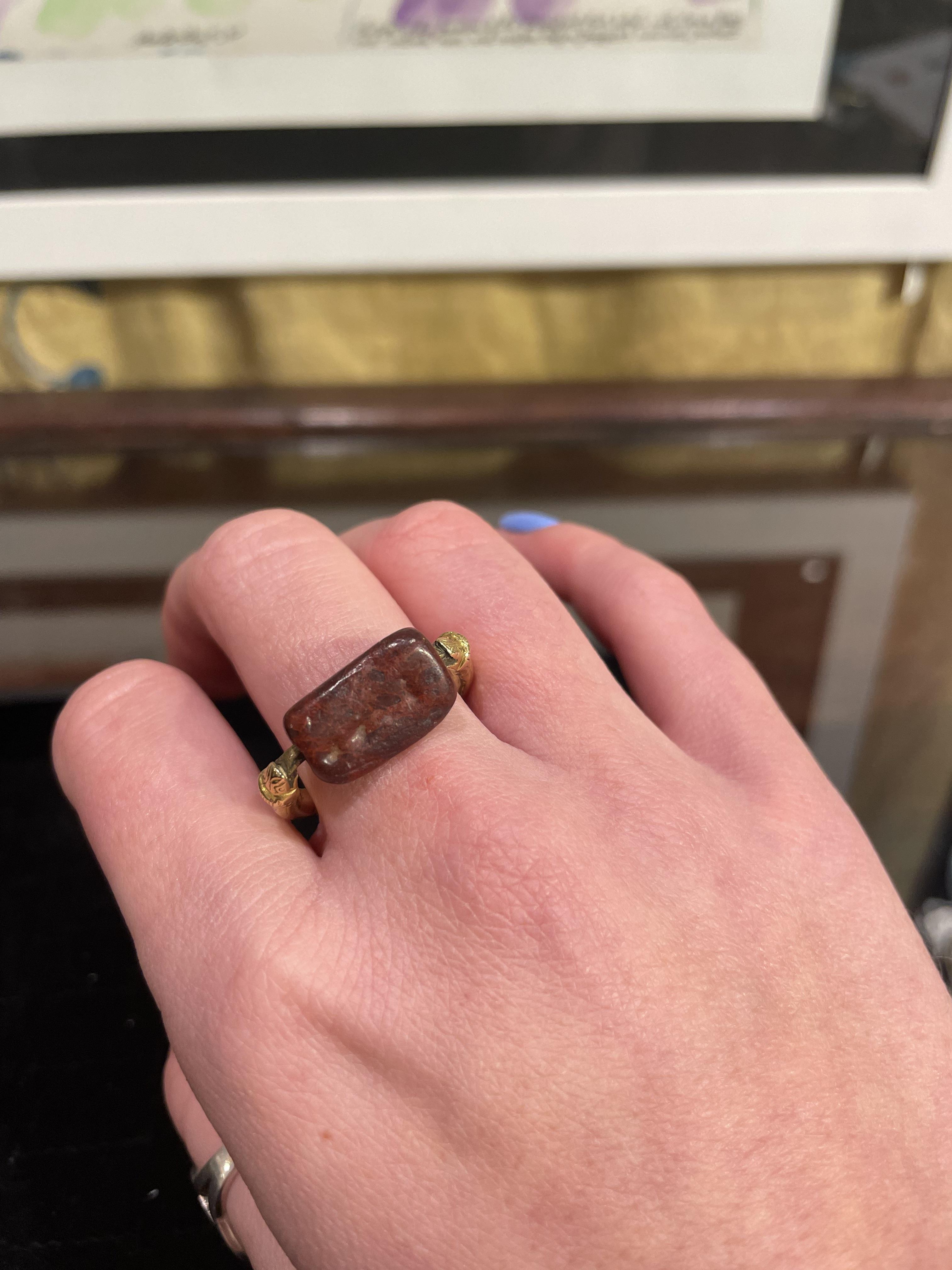 An ancient jasper Babylonian three sided swivel seal set in a 19th Century gold snake ring - Bild 7 aus 7