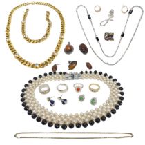 20th Century, A small mixed lot of costume jewellery