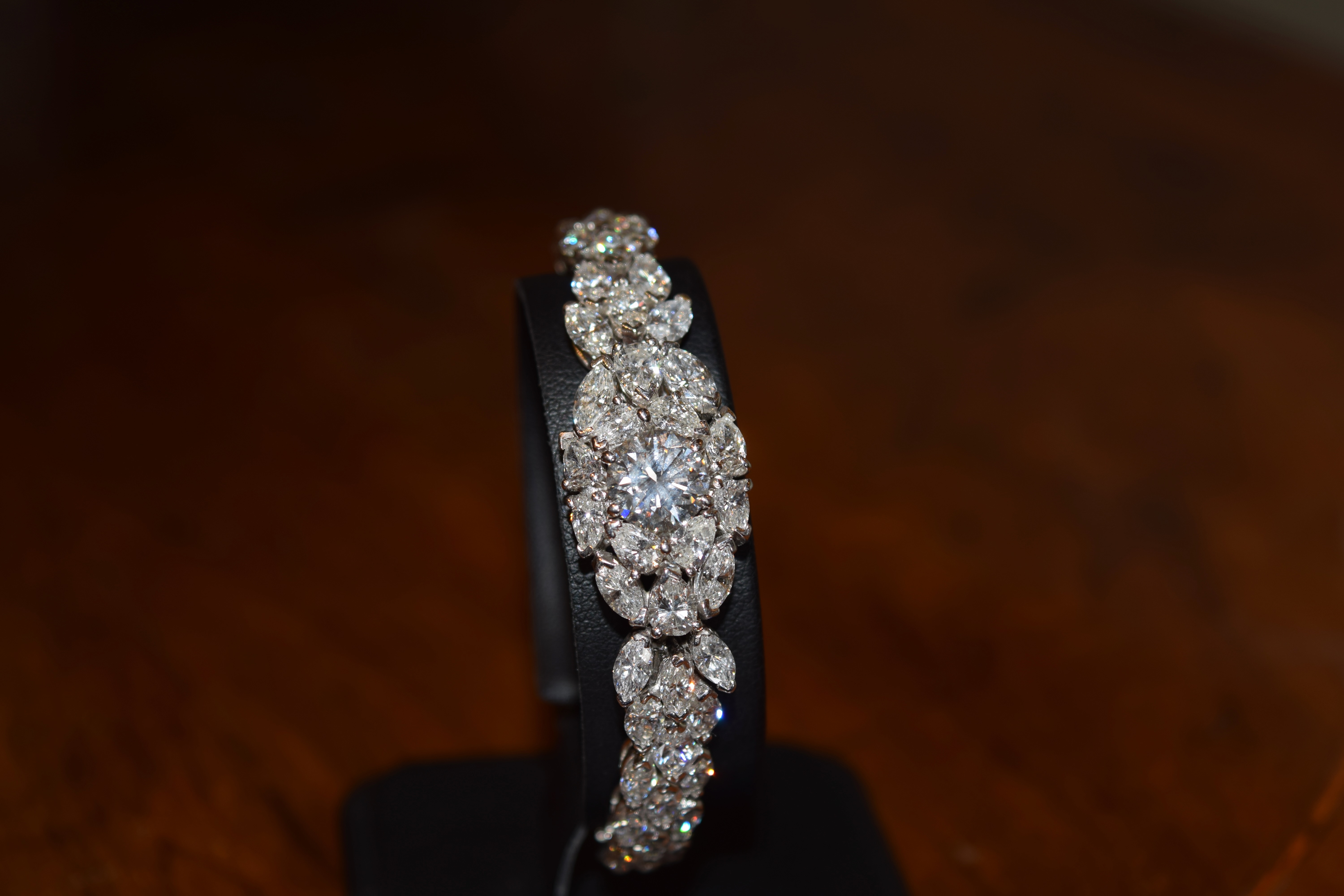 Circa 1990, A fine diamond and platinum bracelet - Image 4 of 5