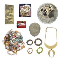 NO RESERVE: 20th Century, A mixed lot of costume jewellery