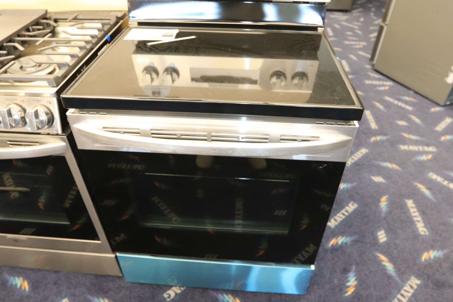 LG 6.3 cubic ft electric range oven, model LREL6321S, width 30", depth 28.88", height 46½" - Image 4 of 9