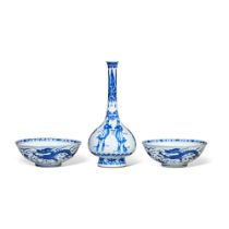 A Pair of Chinese Blue and White 'Dragon' Bowls, 17th Century | Ein Paar chinesische blau-weiße Drac