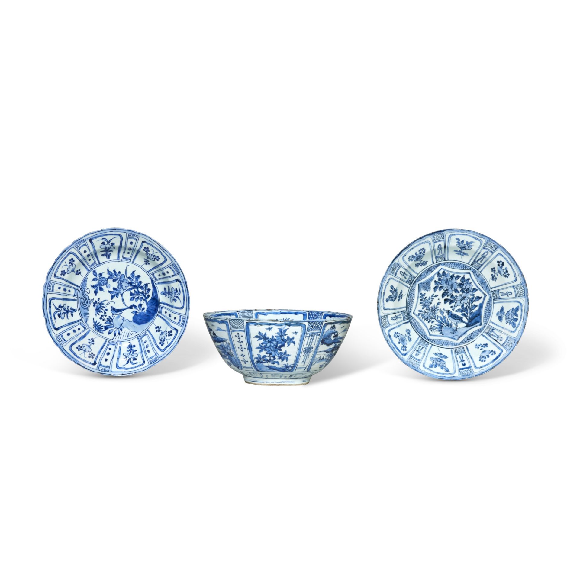 Two Chinese Blue and White 'Kraak' Dishes and a Bowl, Ming dynasty, Wanli period | Zwei chinesische  - Image 2 of 3