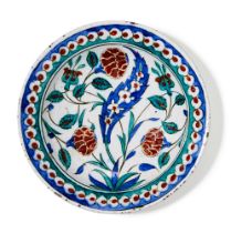 An Iznik Polychrome Pottery Dish, Turkey, Ottoman, Circa 1590 | Ein polychromer Iznik-Keramik Teller
