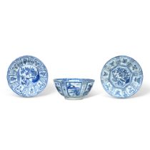 Two Chinese Blue and White 'Kraak' Dishes and a Bowl, Ming dynasty, Wanli period | Zwei chinesische 