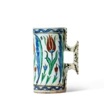 An Iznik polychrome pottery tankard, Turkey, Ottoman, circa 1590 | Ein polychromer Iznik-Keramik Kru