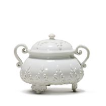 A Rare Early Meissen White Two-handled Circular Pot and Cover, Circa 1715 | Ein seltener früher weiß