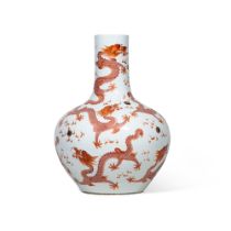 A large iron-red enamelled ‘dragon’ vase (Tianqiuping), Qing dynasty, 19th century | Eine große eise