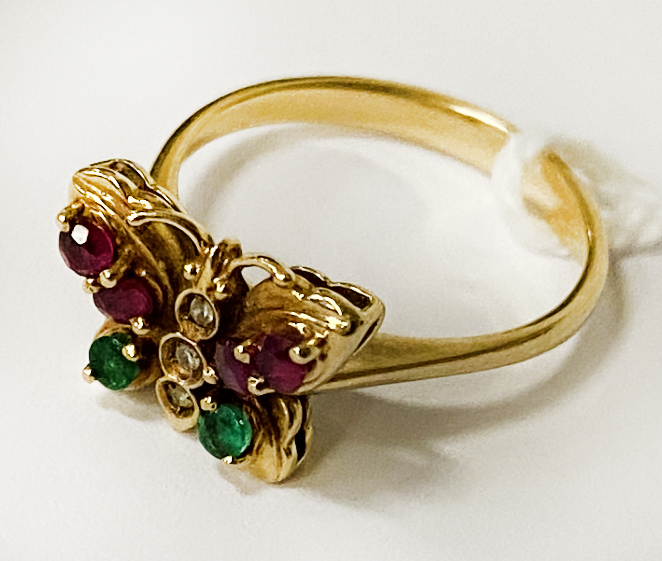 18CT GOLD DIAMOND EMERALD & RUBY RING SIZE L - 3.7 GRAMS APPROX