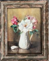 ANNE DAVIDSON MUIR (1875-1951). OIL ON BOARD. “STILL LIFE OF ROSES”. SIGNED. MEASURES 23CM X 31CM.