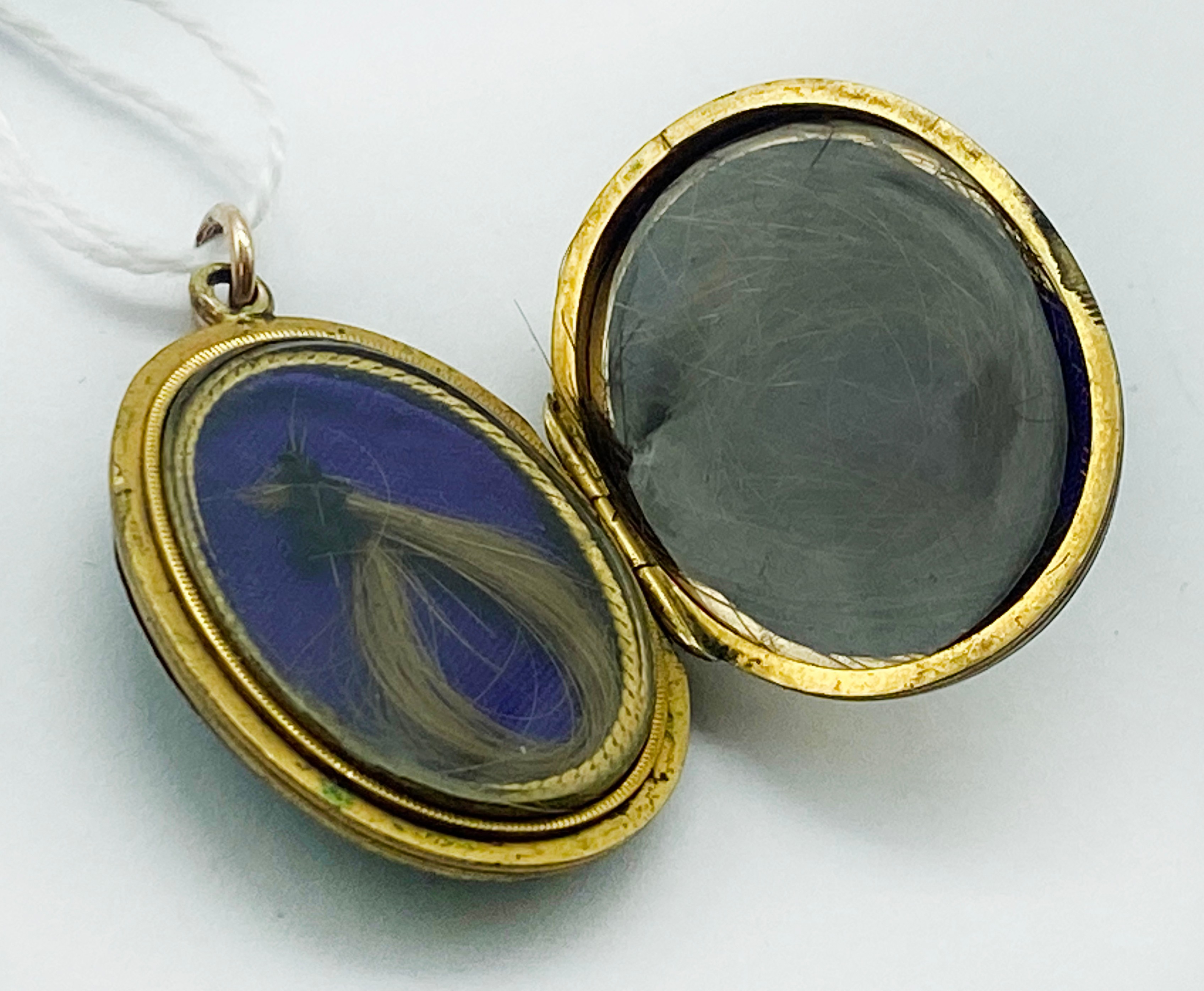 GOLD & ENAMEL MOURNING LOCKET - Image 3 of 4