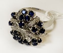 18CT GOLD DIAMOND & SAPPHIRE CLUSTER RING - SIZE S - 8.6 GRAMS TOTAL APPROX