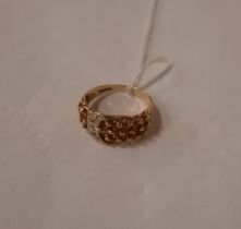 9CT GOLD BUCKLE RING - APPROX 5.8 GRAMS - SIZE T