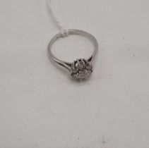 18CT WHITE GOLD & DIAMOND CLUSTER RING - SIZE R