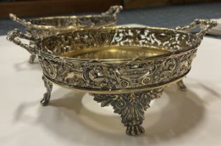 1886 PAIR OF GILDED SILVER DUAL HANDLED ''CELLINI'' DECORATED CENTREPIECE BOWL STANDS BY STEPHEN