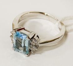 18CT WHITE GOLD DIAMOND & AQUAMARINE RING (J) 48 GRAMS APPROX