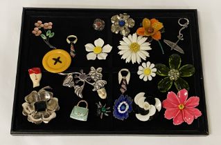 QTY OF VINTAGE BROOCHES