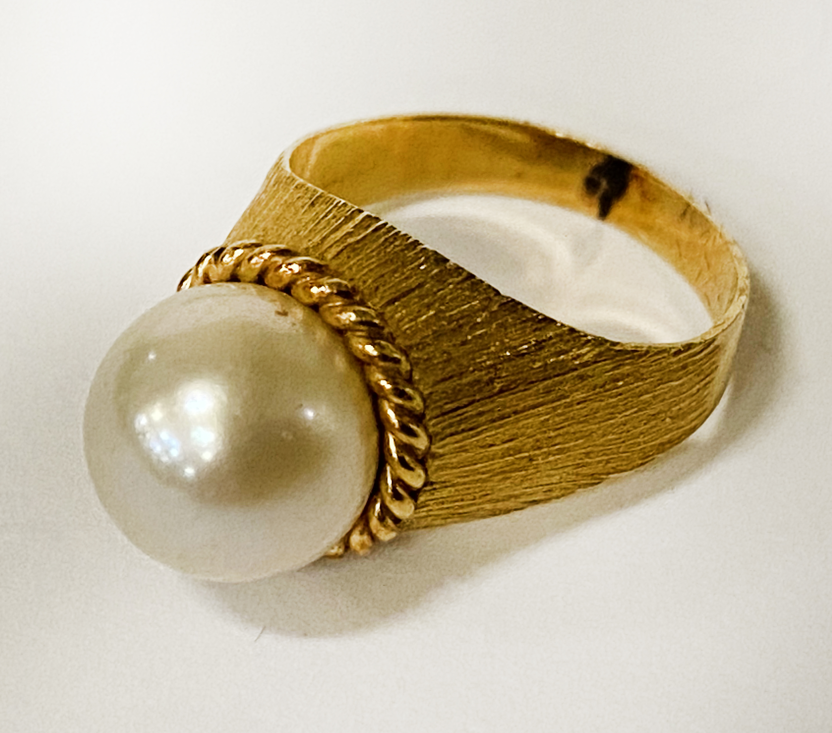 18CT GOLD & PEARL RING - SIZE H - 4.1 GRAMS APPROX