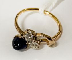 GOLD 3 STONE DIAMOND RING SET WITH A LABOUCHON SAPPHIRE TOTAL DIAMOND CARAT 0.40 APPROX - SIZE J