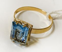 9CT GOLD RING WITH TOPAZ - SIZE P