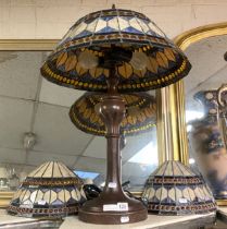 LARGE TIFFANY STYLE TABLE LAMP - APPROX 66CM TALL & PAIR OF WALL LIGHTS