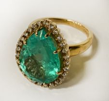 18CT YELLOW GOLD RING WITH APPROX 8.5 CARAT EMERALD - WITH CERTIFICATE