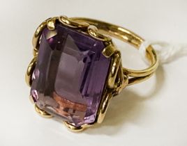 18CT YELLOW GOLD AMETHYST RING - STONE APPROX 13.39 CT