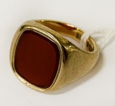 9 CARAT GOLD & AGATE RING SIZE M