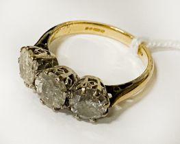 18CT YELLOW GOLD THREE STONE DIAMOND RING - APPROX 2.8 CT (TOTAL) - SIZE N