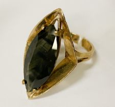 9CT GOLD GREEN SAPPHIRE RING - SIZE L - APPROX 9.22 CT