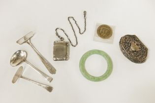 COLLECTION OF SILVER TO INCLUDE SILVER PILL BOX & VESTA - 5 IMP OZS APPROX