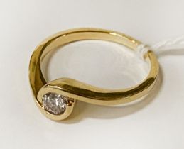 18CT GOLD & DIAMOND RING - APPROX 0.25 POINTS - SIZE N