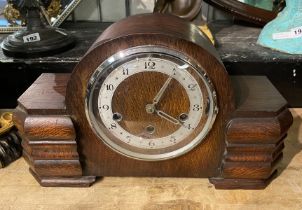 ART DECO OAK CASED CHIMING MANTEL CLOCK (WITH KEY & PENDULUM)