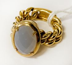 18CT GOLD & QUARTZ CHAIN RING - SIZE M - APPROX 12.1 GRAMS