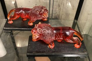 PAIR OF AMBER LION FIGURES A/F ON STAND - 12.5CMS (H) APPROX