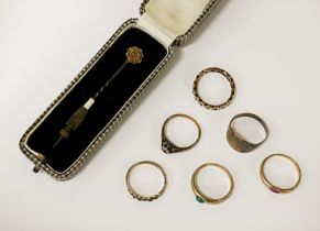 COLLECTION OF 9CT GOLD RINGS - APPROX 10.2 GRAMS WITH A 9CT GOLD TOPPED TIE PIE & ANOTHER 9CT GOLD