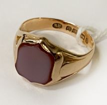 15 CARAT GOLD & AGATE RING - SIZE S - 5.3 GRAMS APPROX